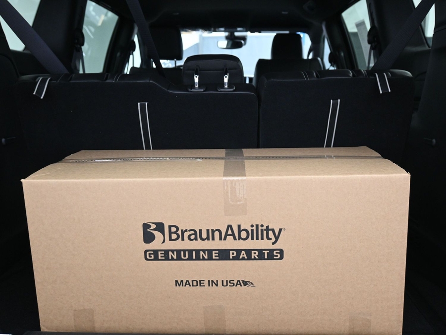 Black Chrysler Pacifica image number 20