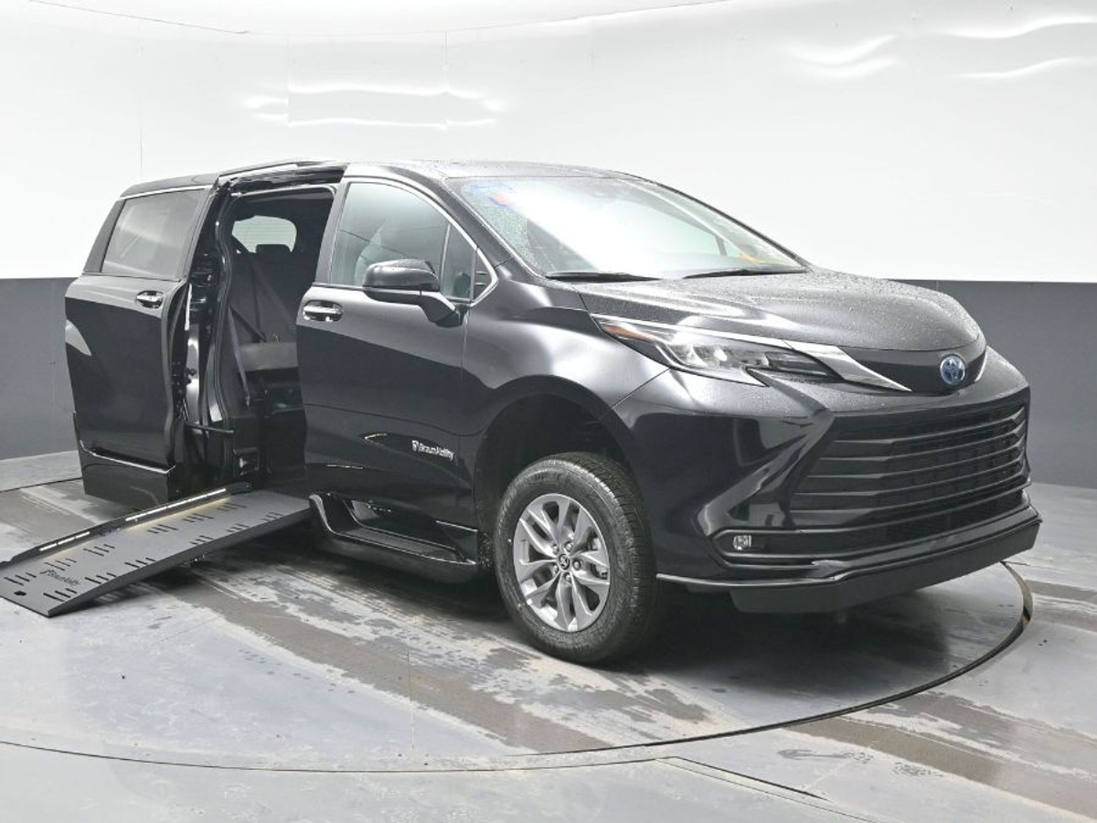 Black Toyota Sienna image number 10