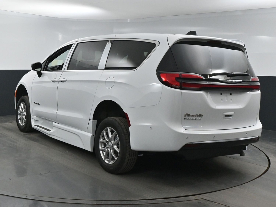 New 2025 Chrysler Pacifica Select Safety - BraunAbility Side Entry Entry Fold Out Automatic Ramp
