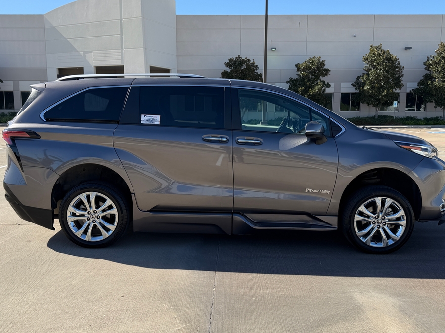 Used 2023 Toyota Sienna Hybrid Platinum - BraunAbility Side Entry Entry In Floor Automatic Ramp