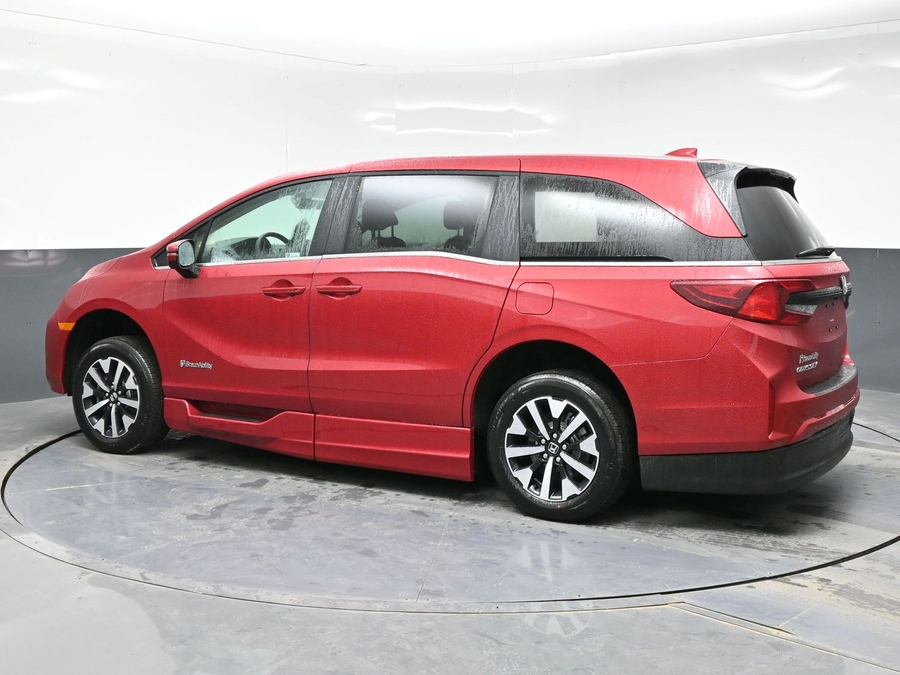 Red Honda Odyssey image number 3