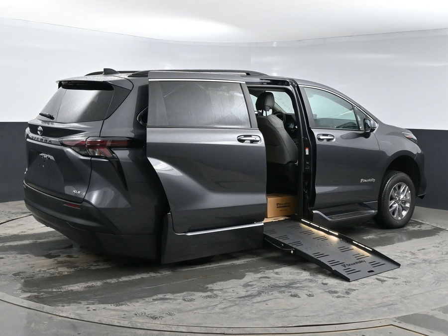 New 2025 Toyota Sienna Hybrid XLE PLUS - BraunAbility Side Entry Entry Fold Out Automatic Ramp