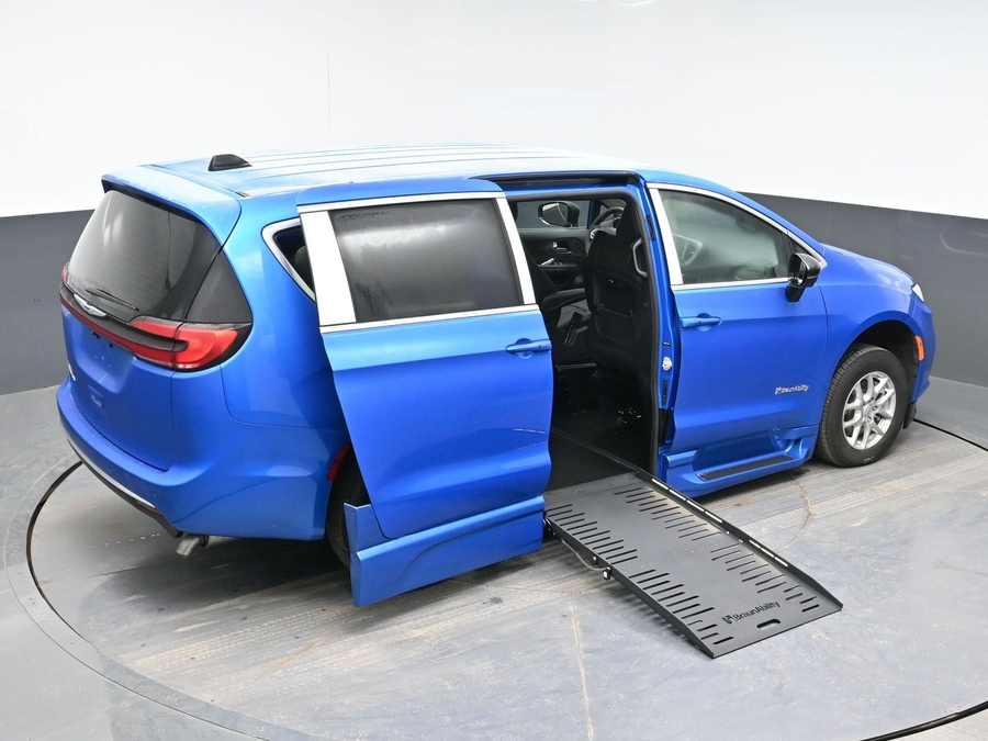 Blue Chrysler Pacifica image number 22