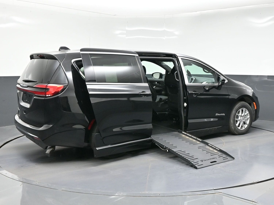 Black Chrysler Pacifica image number 4