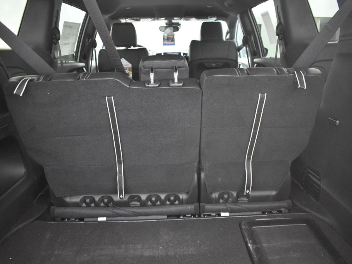 White Chrysler Pacifica image number 8