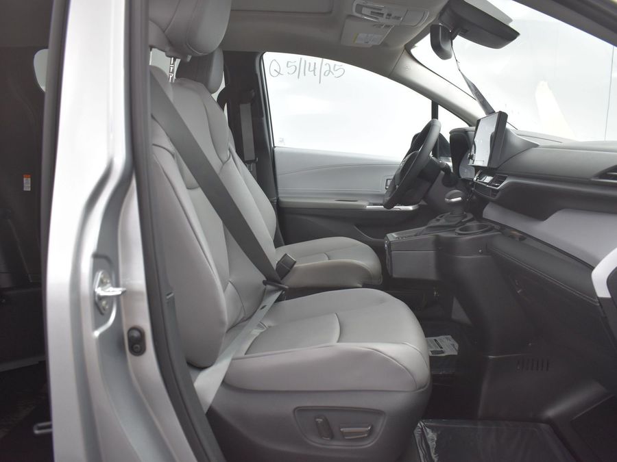 New 2025 Toyota Sienna Hybrid XLE Base - BraunAbility Side Entry Entry Fold Out Automatic Ramp