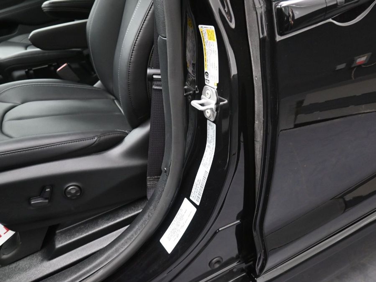 Black Chrysler Pacifica image number 21