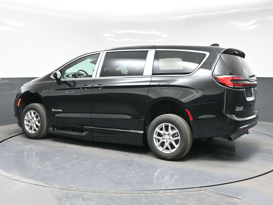 Black Chrysler Pacifica image number 3