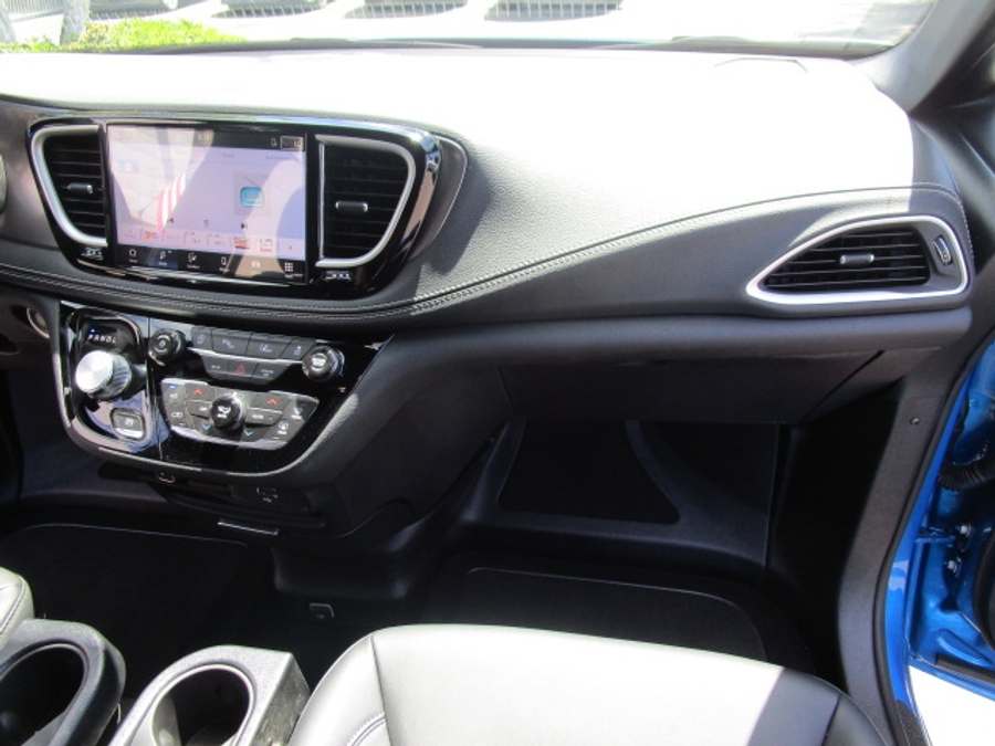 New 2026 Chrysler Pacifica Select Safety - BraunAbility Side Entry Entry Fold Out Automatic Ramp