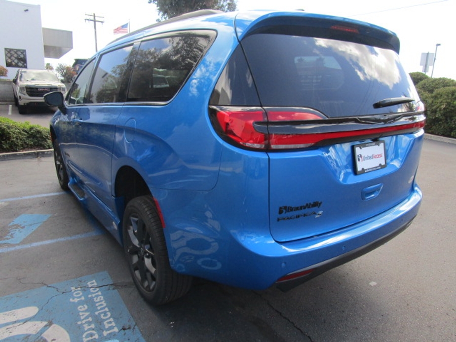 New 2026 Chrysler Pacifica Select Sport - BraunAbility Side Entry Entry In Floor Automatic Ramp