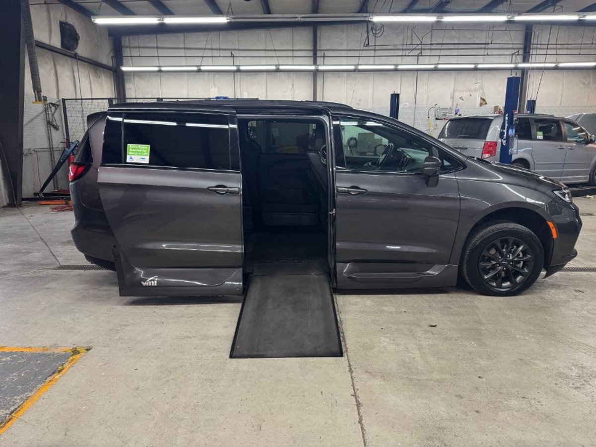 2021 Chrysler Pacifica Touring L's photo