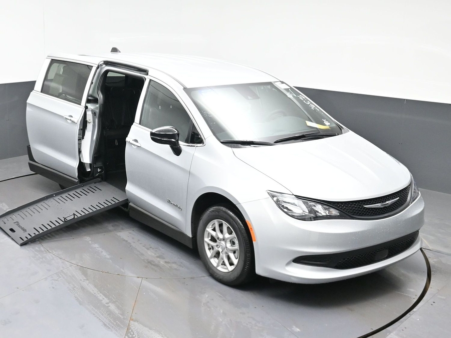 Silver Chrysler Voyager image number 19