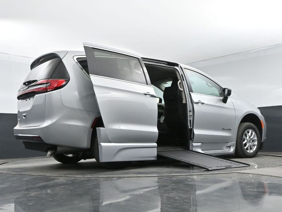 Silver Chrysler Pacifica image number 12