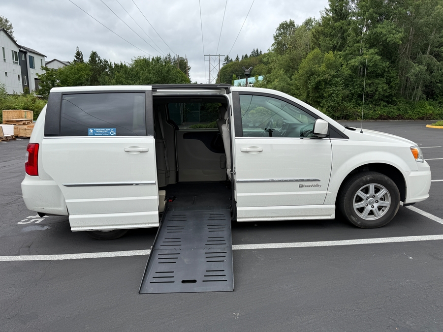 Used 2011 Chrysler Town and Country Touring - BraunAbility Side Entry Fold Out Automatic Ramp