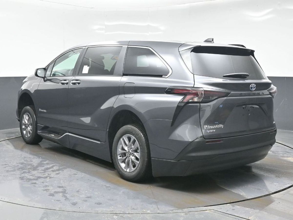 Grey Toyota Sienna image number 2