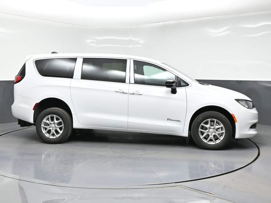 White Chrysler Voyager image number 7