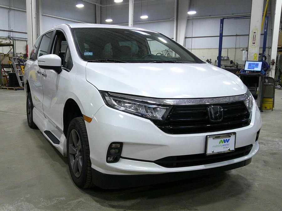 White Honda Odyssey image number 3