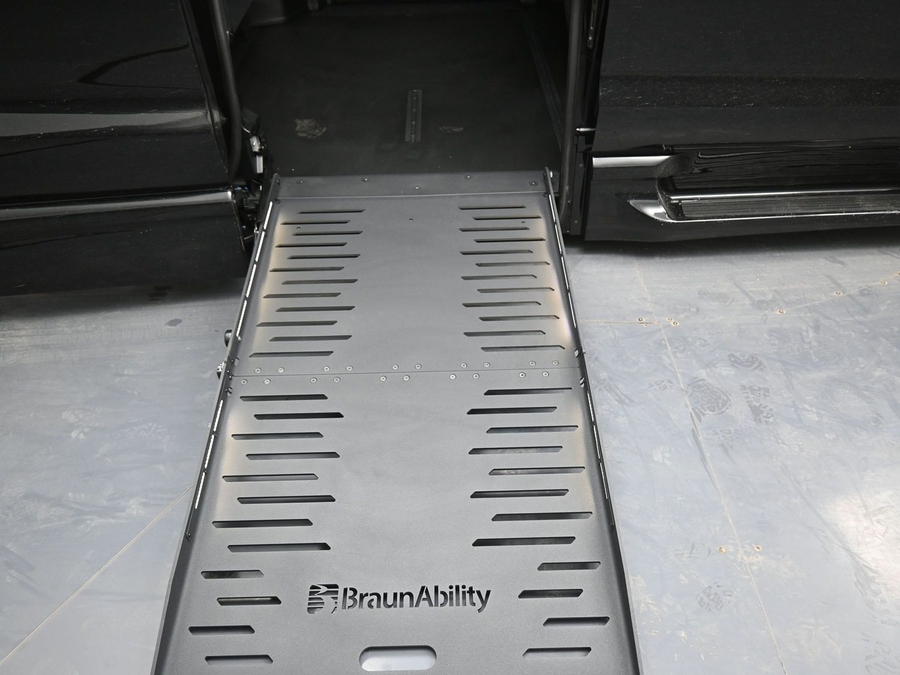 Black Chrysler Pacifica image number 10