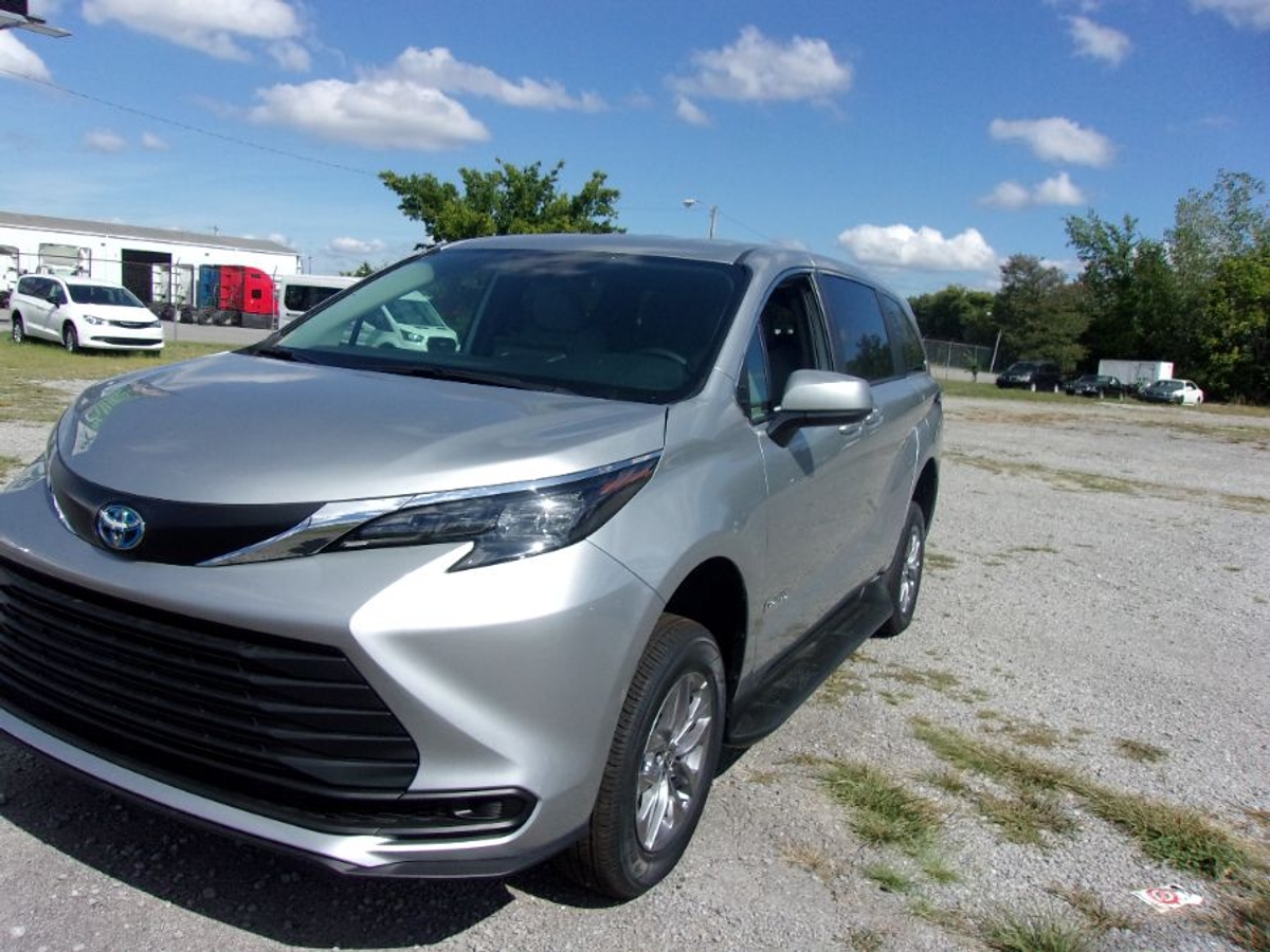 2025 TOYOTA SIENNA - Image 2