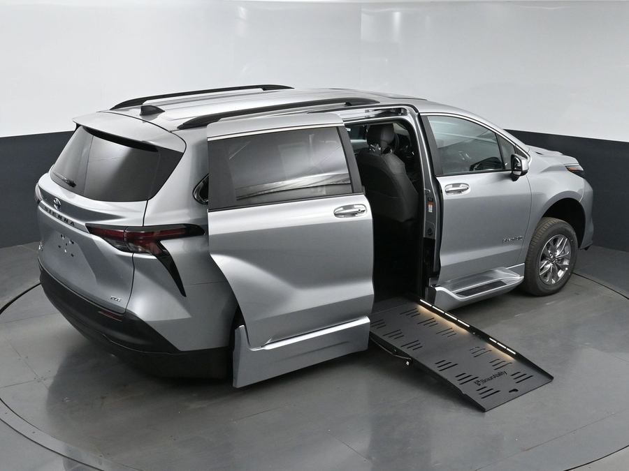 New 2025 Toyota Sienna Hybrid XLE Plus - BraunAbility Side Entry Entry Fold Out Automatic Ramp