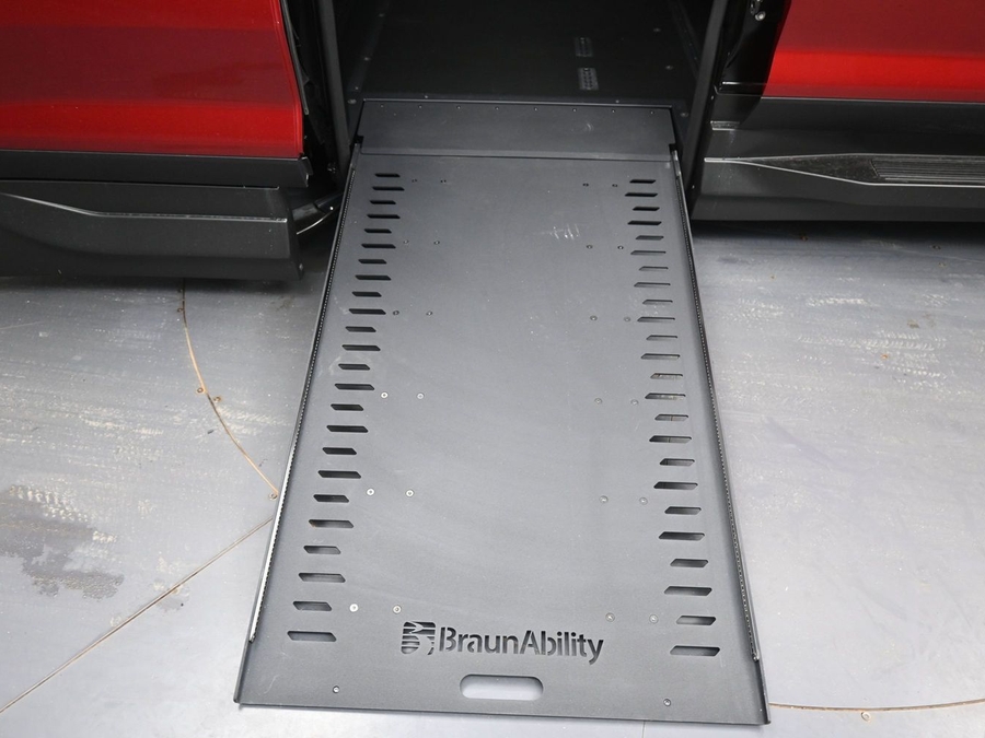 New 2026 Chevrolet Traverse 1LT Midnight - BraunAbility Side Entry In Floor Automatic Ramp
