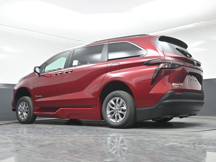 New 2026 Toyota Sienna Hybrid XLE Base - BraunAbility Side Entry In Floor Automatic Ramp