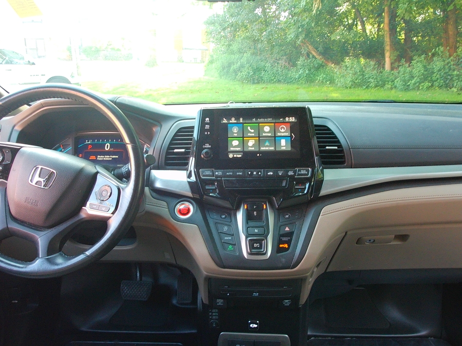 White Honda Odyssey image number 7