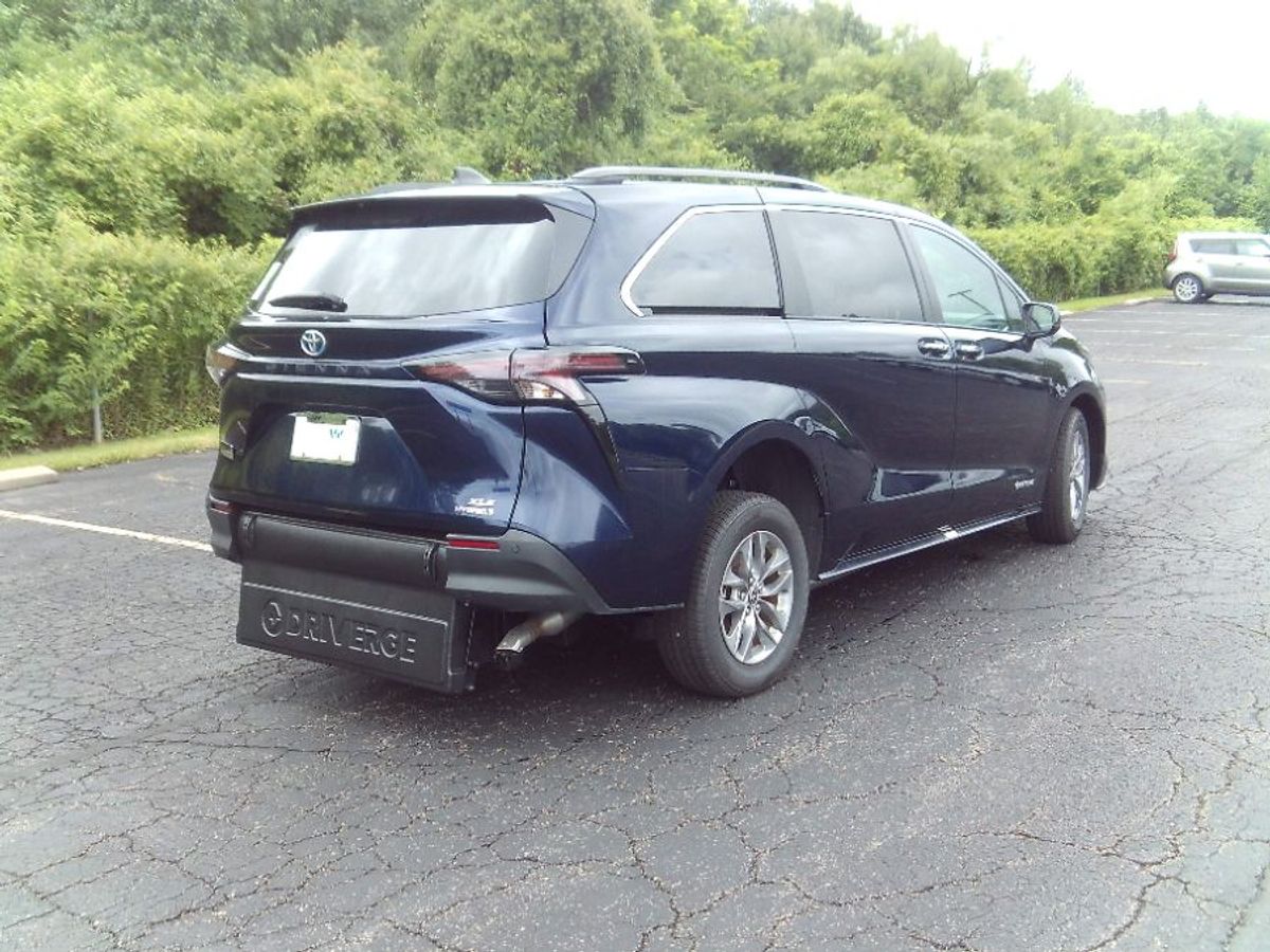 2024 TOYOTA SIENNA - Image 9