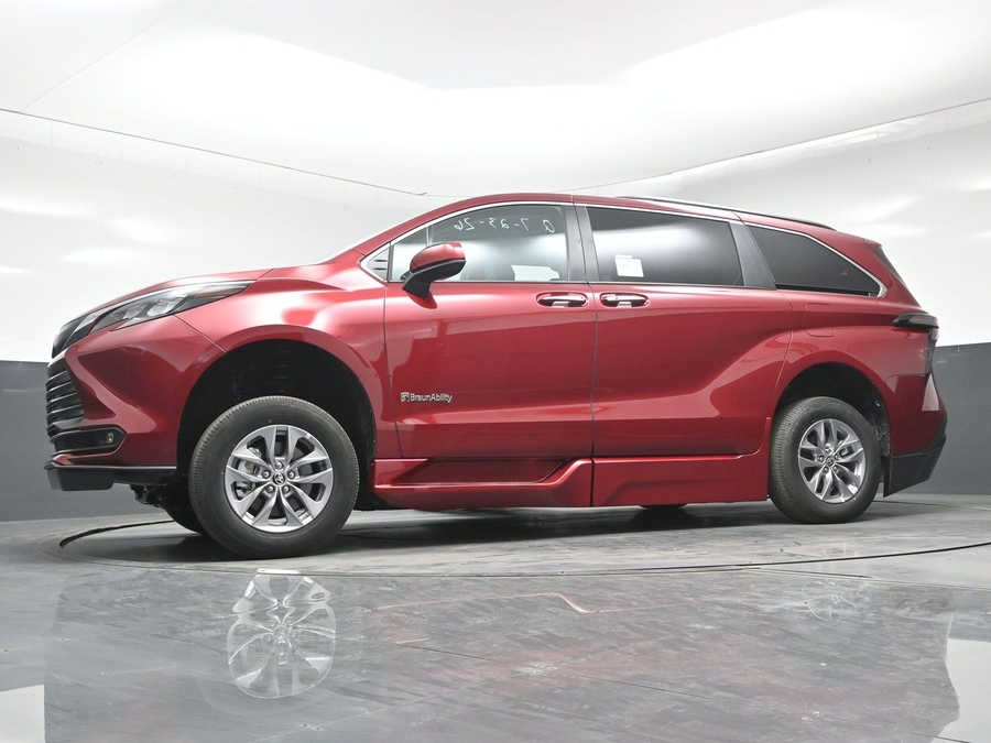 Red Toyota Sienna image number 19