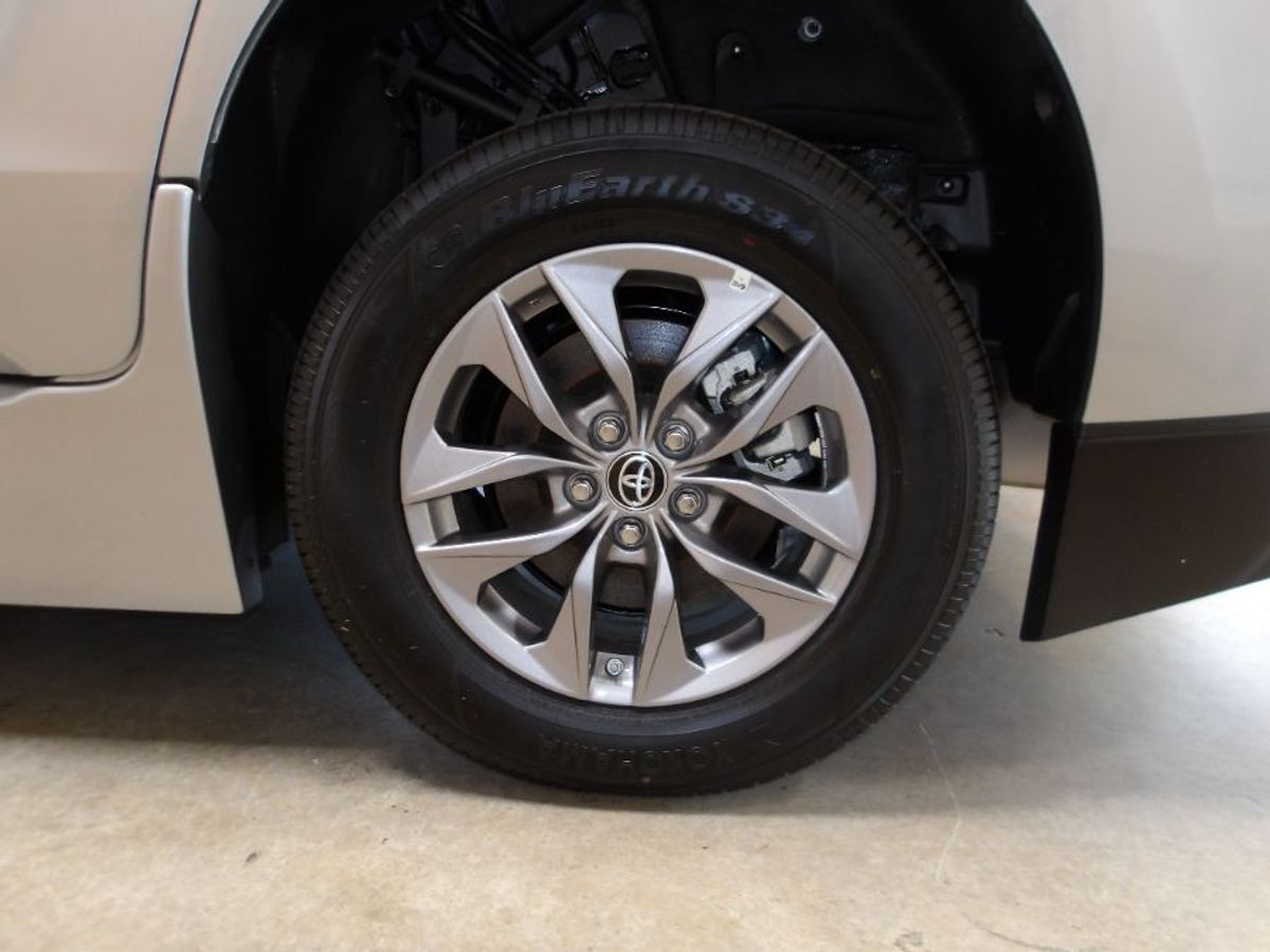 Silver Toyota Sienna image number 18