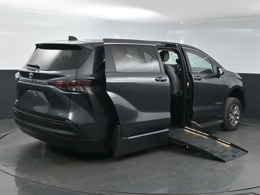 New 2025 Toyota Sienna Hybrid LE - BraunAbility Side Entry Entry Fold Out Automatic Ramp