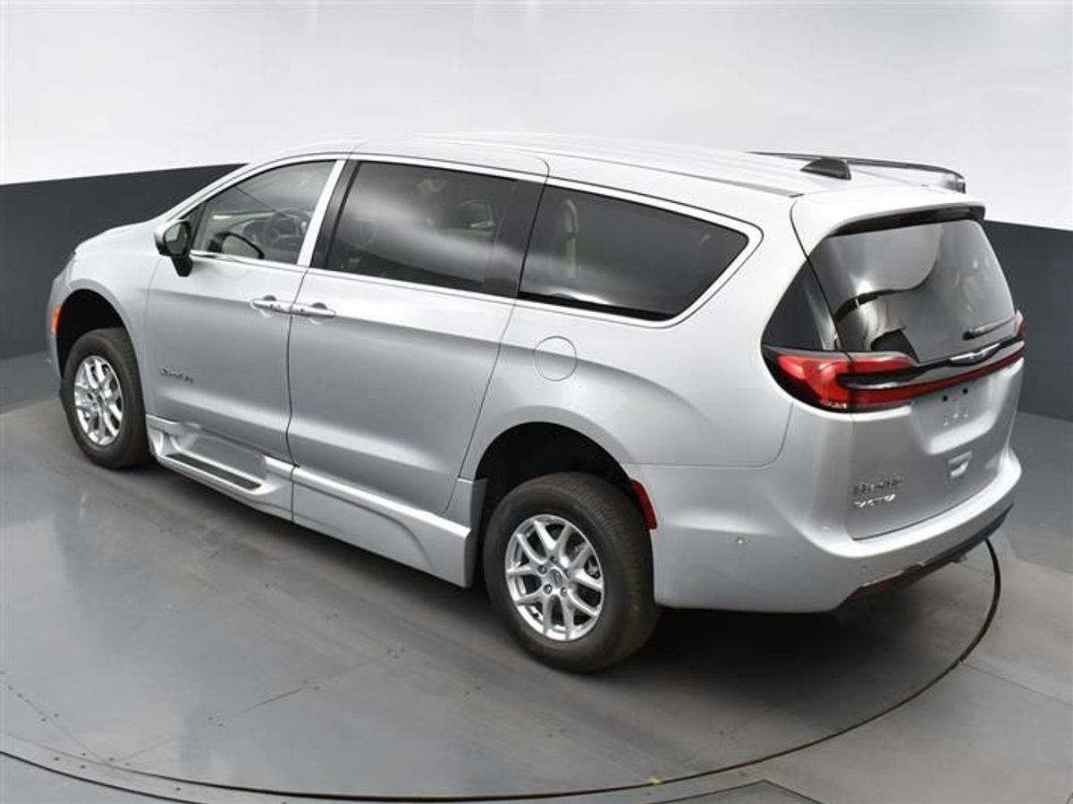 Silver Chrysler Pacifica image number 22