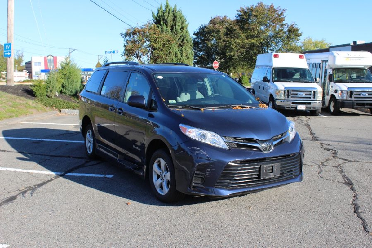 2019 Toyota Sienna LE's photo