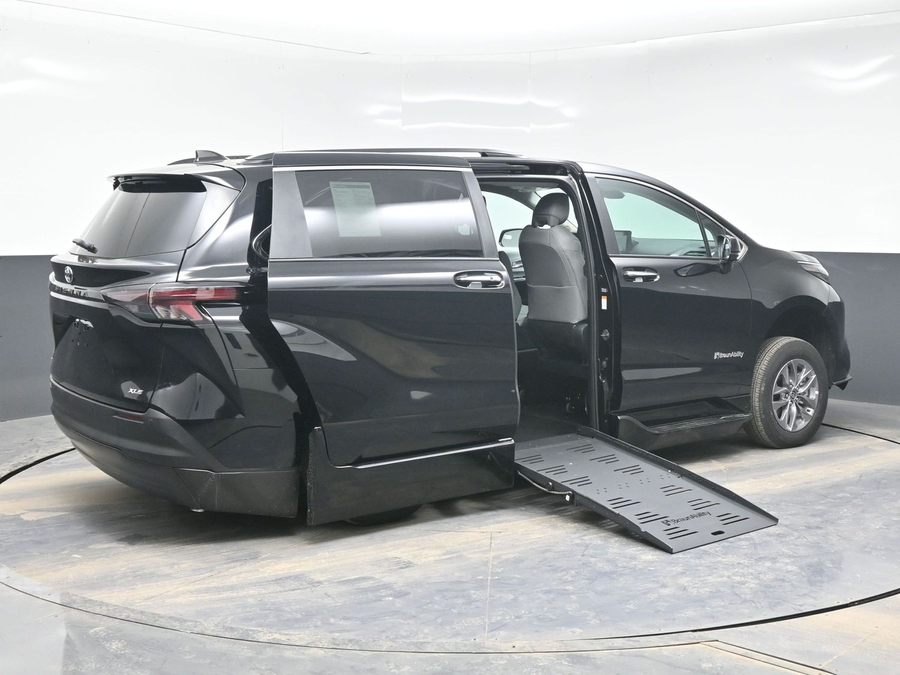 Black Toyota Sienna image number 6