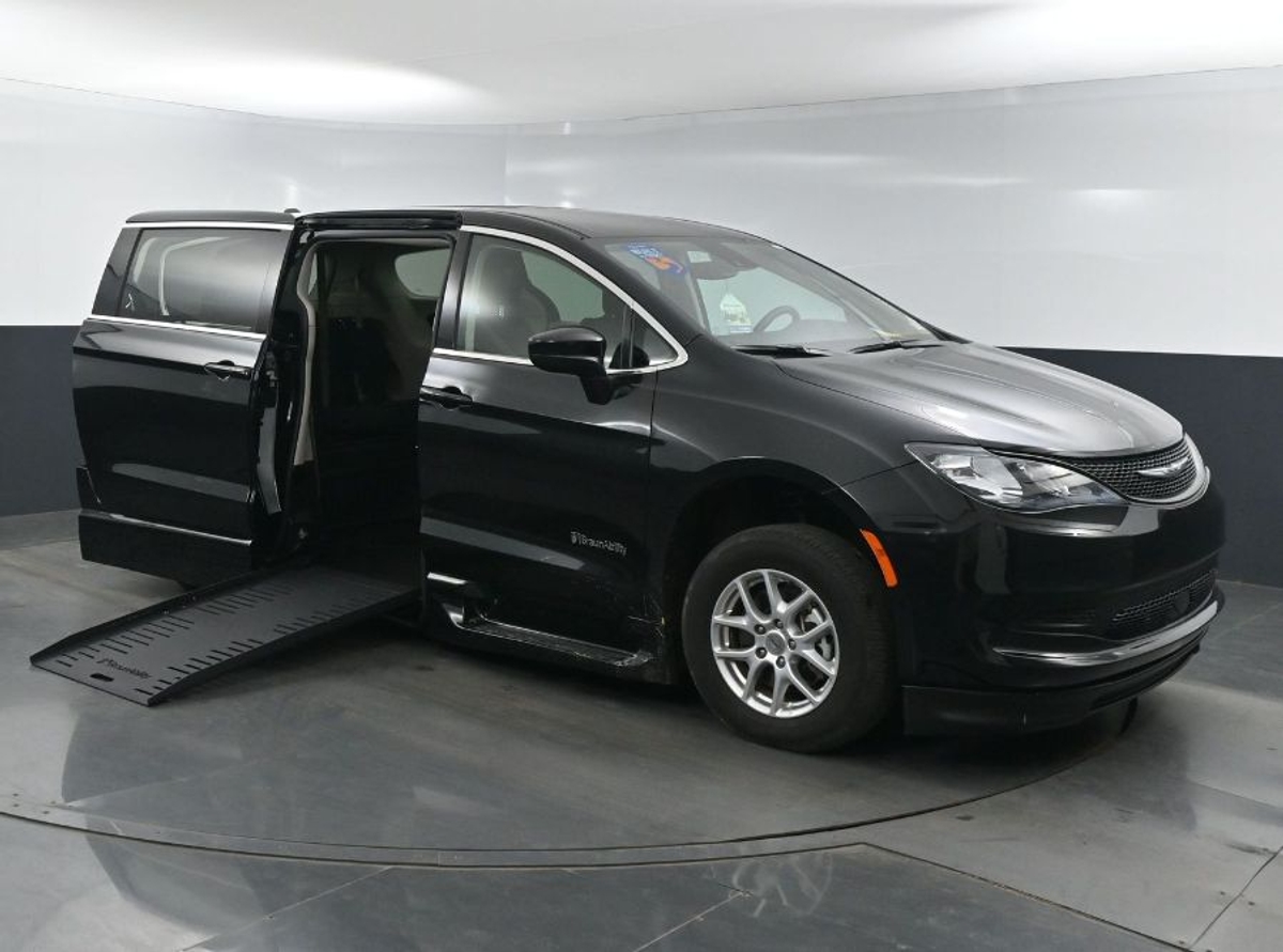 2023 CHRYSLER VOYAGER - Image 1