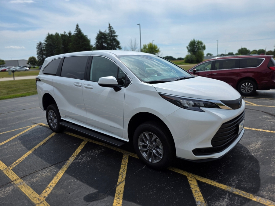 White Toyota Sienna image number 4