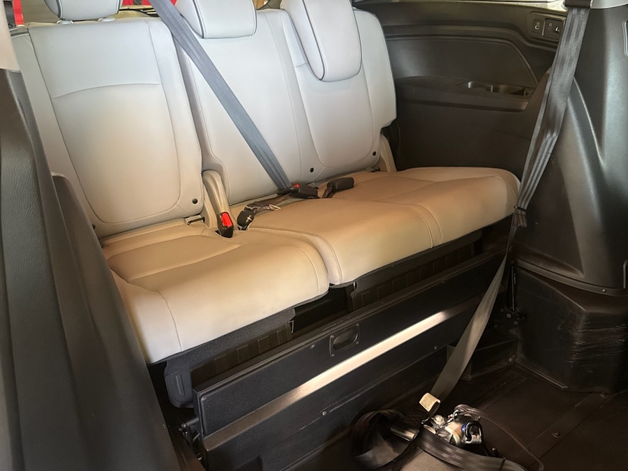 Silver Honda Odyssey image number 13