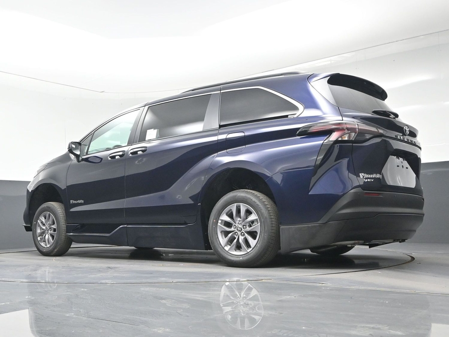 New 2026 Toyota Sienna Hybrid XLE Base - BraunAbility Side Entry Entry Fold Out Automatic Ramp