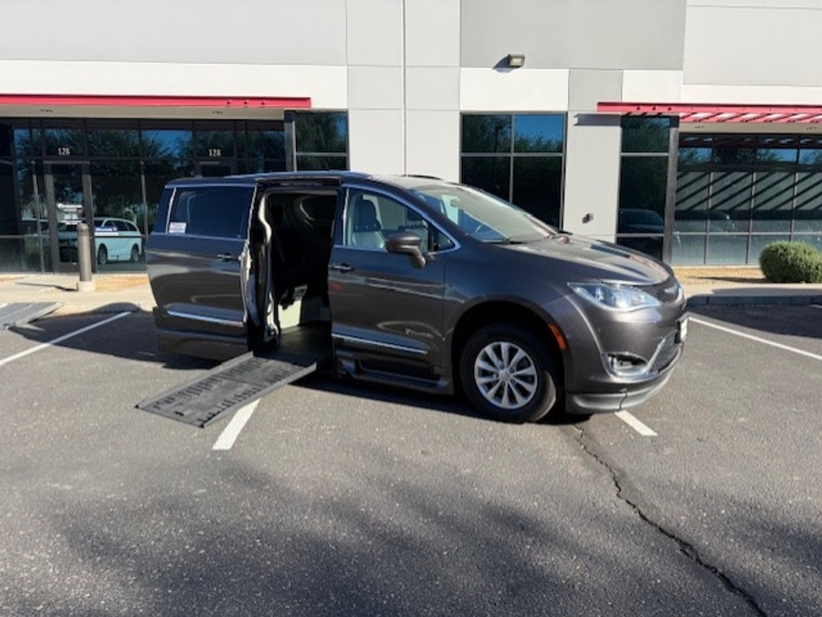 Used 2018 Chrysler Pacifica Touring L - BraunAbility Side Entry Entry Fold Out Automatic Ramp