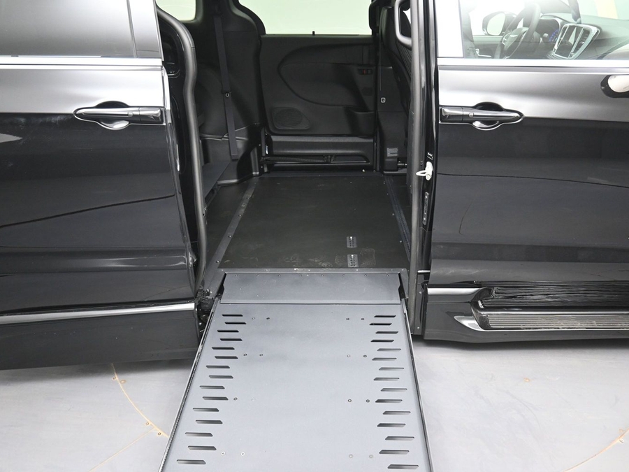 Black Chrysler Pacifica image number 10