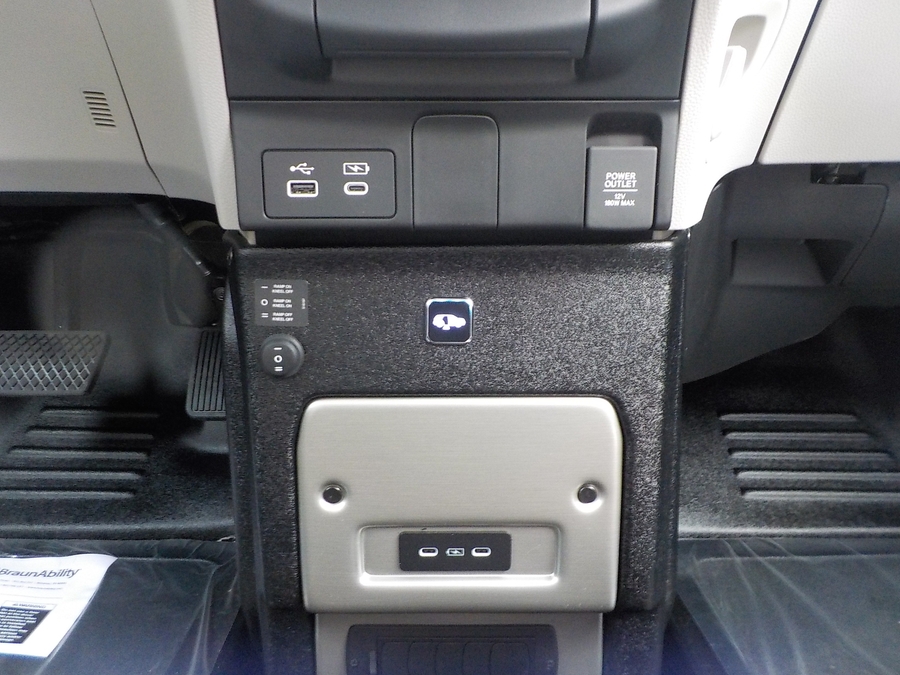 Silver Honda Odyssey image number 35