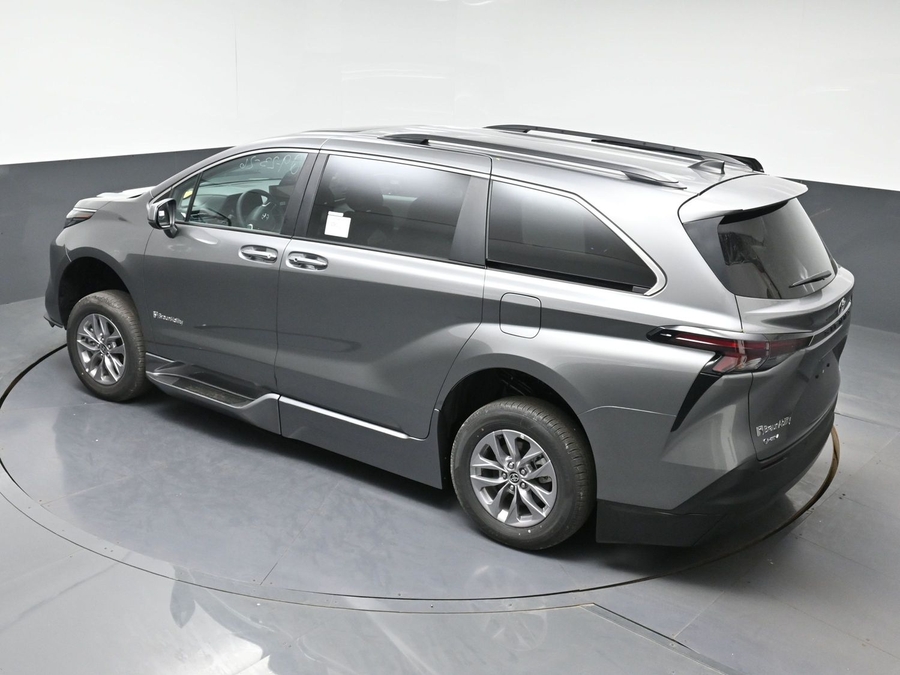 New 2026 Toyota Sienna Hybrid XLE Add - BraunAbility Side Entry Fold Out Automatic Ramp