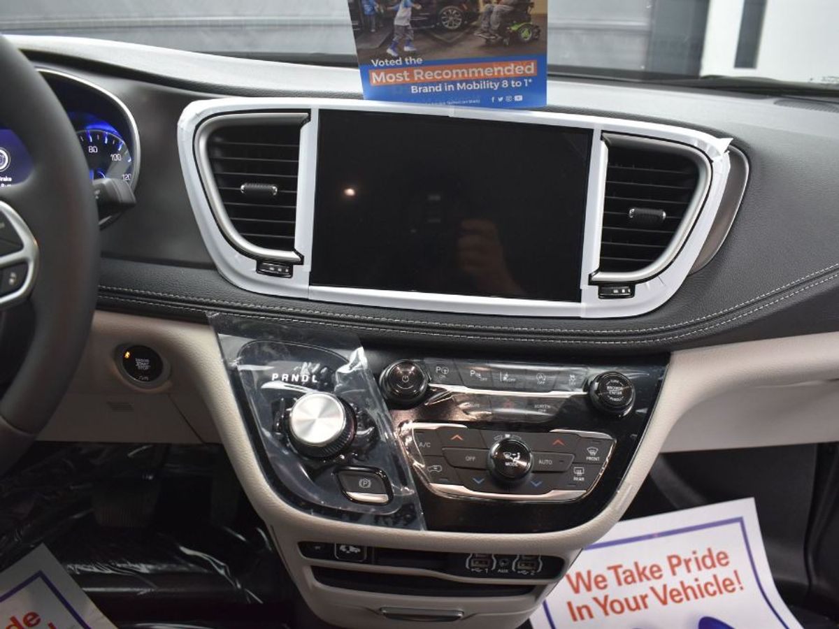 Silver Chrysler Pacifica image number 7