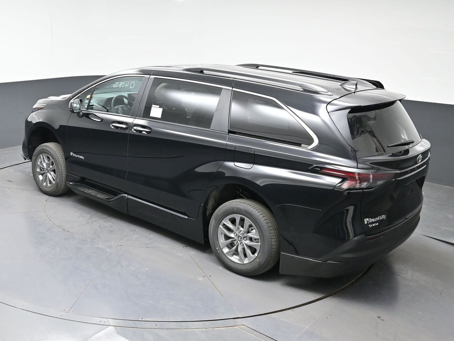 New 2026 Toyota Sienna Hybrid XLE Base - BraunAbility Side Entry Entry Fold Out Automatic Ramp