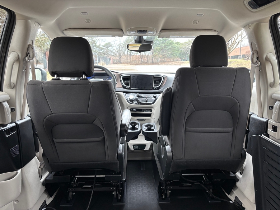 Used 2022 Chrysler Voyager LX - BraunAbility Side Entry Entry Fold Out Automatic Ramp