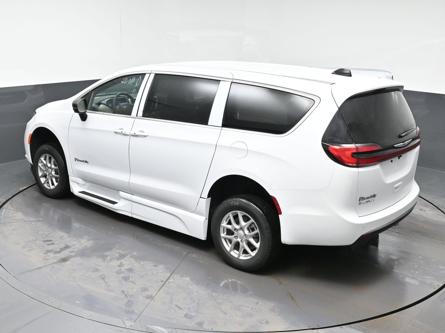 White Chrysler Pacifica image number 21
