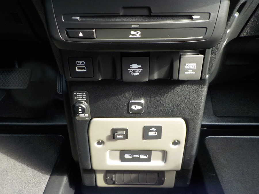 Grey Honda Odyssey image number 13