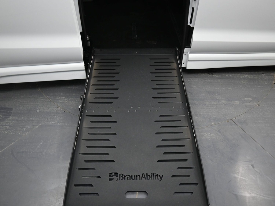 White Chrysler Pacifica image number 10