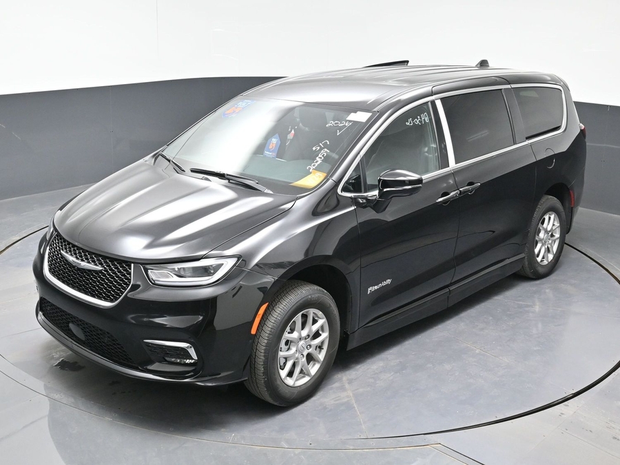 Black Chrysler Pacifica image number 20