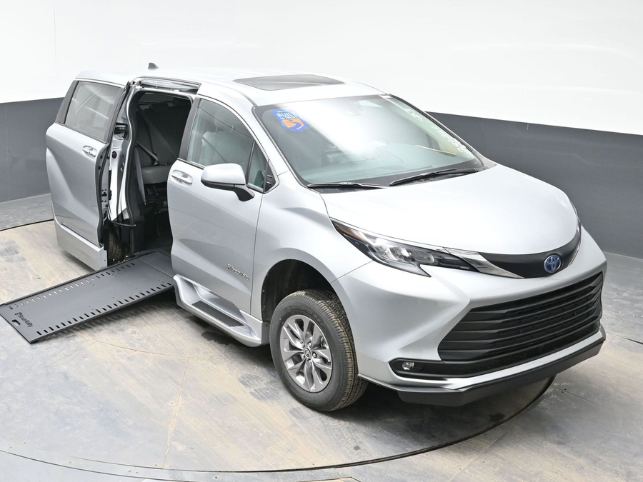 Silver Toyota Sienna image number 22